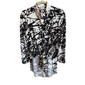 Chicos Women's Blouse Size 1 Black White Wrinkle Free Stretch Asymmetrical Hem
